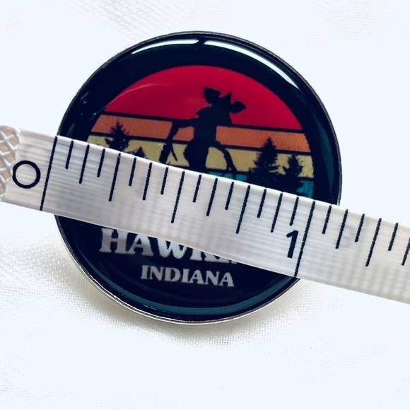 Stranger Things - Lot of 2 NEW - Demogorgon Keychain & Demogorgon Hawkins Pin - Picture 11 of 11